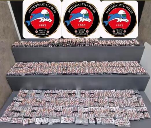 İZMİR'DE POLİS SON BİR HAFTALIK DENETİM RAPORUNU AÇIKLADI ÇEŞİTLİ SUÇLARDAN ARANAN 112 KİŞİ YAKALANARAK ADLİ MERCİLERE TESLİM EDİLDİ