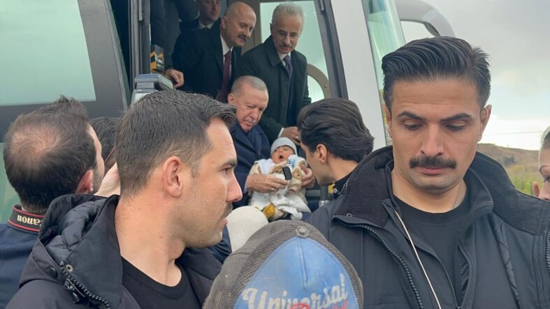 CUMHURBAŞKANI ERDOĞAN, 4 AYLIK BEBEĞİ GÖRÜNCE KONVOYU DURDURDU