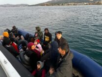 İZMİR AÇIKLARINDA 63 DÜZENSİZ GÖÇMEN YAKALANDI
