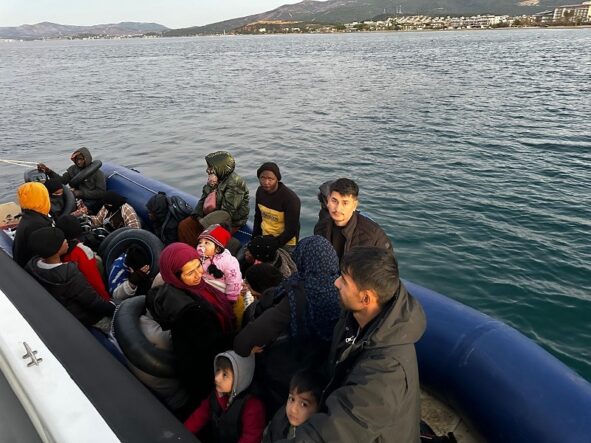 İZMİR AÇIKLARINDA 63 DÜZENSİZ GÖÇMEN YAKALANDI