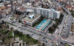 SARAÇHANE'DEKİ İBB BİNASI ÖNÜNDE YAŞANAN HAREKETLİLİK HAVADAN GÖRÜNTÜLENDİ