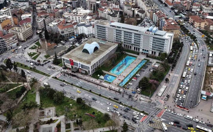 SARAÇHANE'DEKİ İBB BİNASI ÖNÜNDE YAŞANAN HAREKETLİLİK HAVADAN GÖRÜNTÜLENDİ