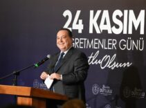 MANİSA'DA ÖĞRETMENLERE ÇİFTE BAYRAM MANİSA'DA TÜM ÖĞRETMENLERE ULAŞIM DESTEĞİ SAĞLANIRKEN, BELEDİYE BÜNYESİNDEKİ ÖĞRETMENLERİN MAAŞLARI DA 75 BİN TL OLDU