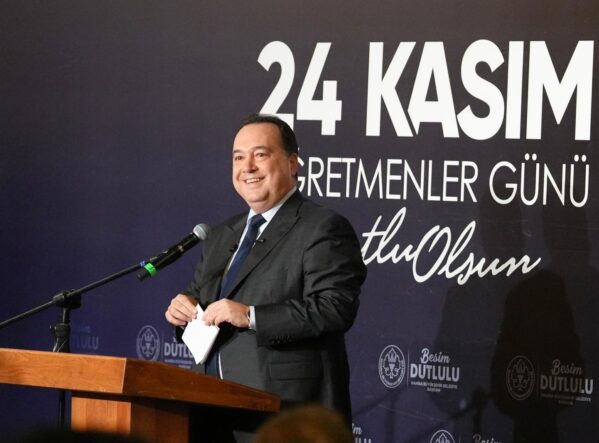 MANİSA'DA ÖĞRETMENLERE ÇİFTE BAYRAM MANİSA'DA TÜM ÖĞRETMENLERE ULAŞIM DESTEĞİ SAĞLANIRKEN, BELEDİYE BÜNYESİNDEKİ ÖĞRETMENLERİN MAAŞLARI DA 75 BİN TL OLDU