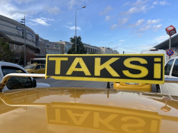 TAKSİ ÜCRETİNİ ÖDEMEDEN KAÇAN MÜŞTERİ OLAYLARINDA ARTIŞ İZMİR'DE TAKSİLERDE ÜCRET ÖDEMEDEN KAÇAN MÜŞTERİLERDEN GERİYE ARAÇ KAMERASINA YANSIYAN GÖRÜNTÜLER KALIYOR