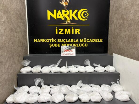İZMİR'DE ZEHİR TACİRLERİNE ÇİFTE DARBE